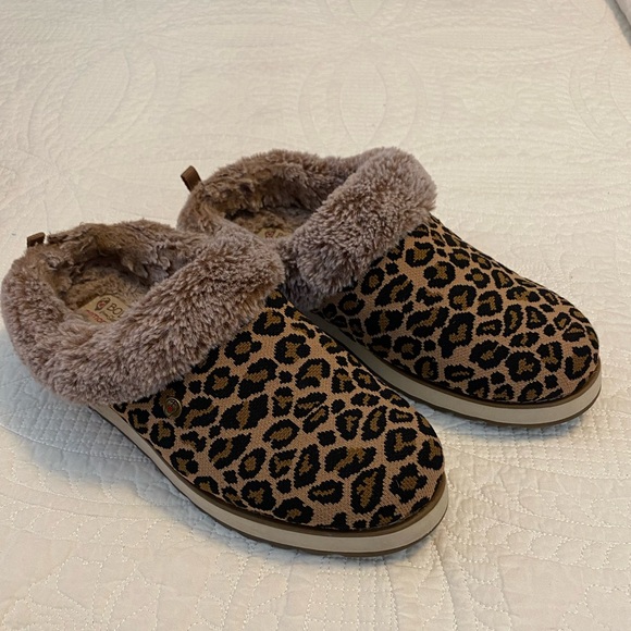 Shoes - Leopard Print Slippers with Faux Fur Lining. Stylish, Warm and Comfortable.